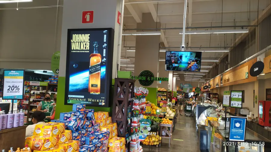 Tela de digital signage em supermercado